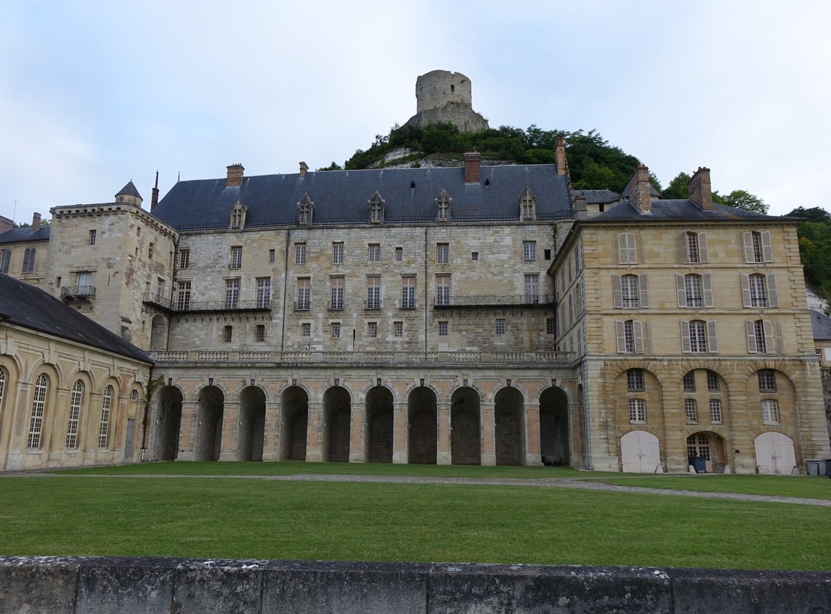 Schloss von La Roche-Guyon, erbaut im 13. Jahrhundert (16.07.2016)