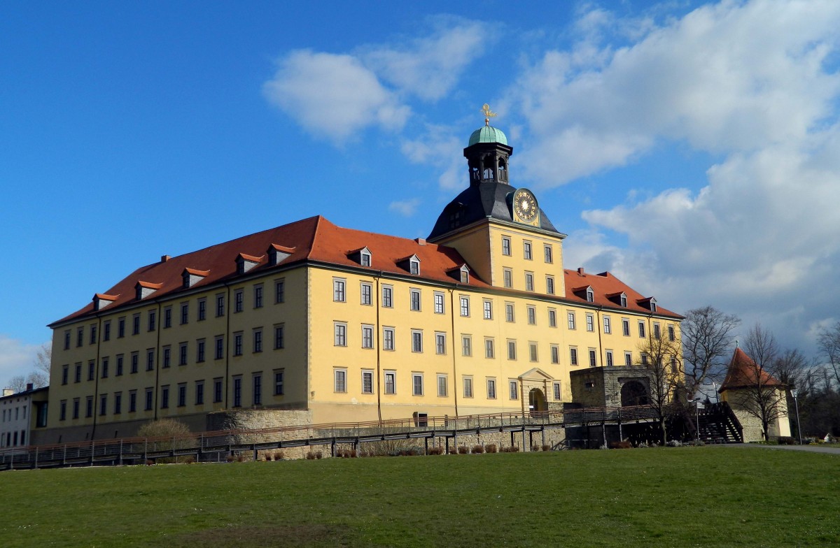 Schloss Moritzburg in Zeitz an der Elster im Burgenlandkreis in Sachsen-Anhalt. Das Barockschloss entstand im 17. Jahrhundert. Blick vom Schlosspark am 06.04.2015 in der abendlichen Sonne.