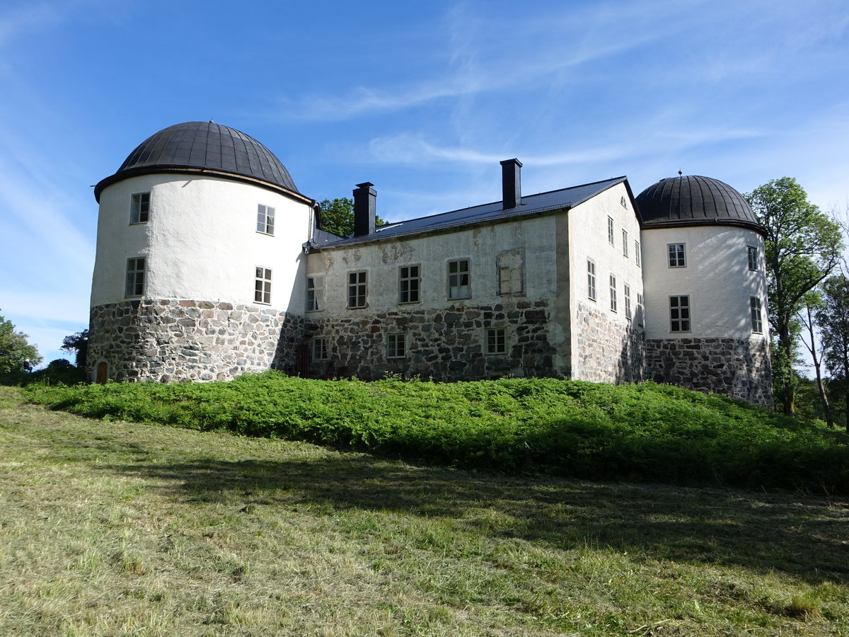 Schloss Penningby, erbaut im 15. Jahrhundert aus Graustein, Obergeschosse aus Backstein, Trme angebaut 1550 (23.06.2017)