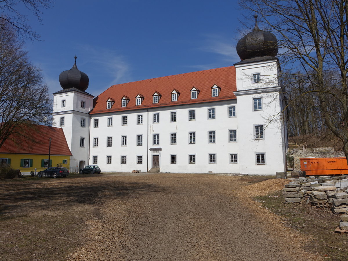 Schloss Pirkensee, Dreiflgelanlage, dreigeschossige und verputzte Walmdachbauten mit vorgelagerten Ecktrmen mit Zwiebelhaube (25.03.2018)