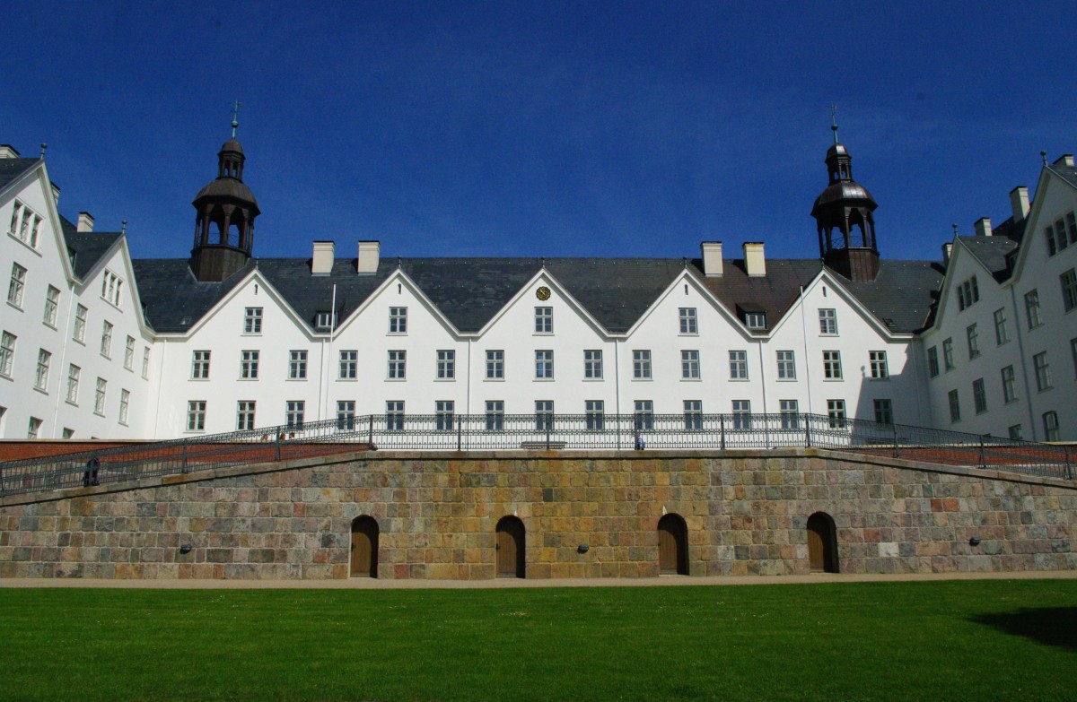 Schloss Pln, Residenz der Herzge von Schleswig-Holstein-Pln, erbaut im 17. Jahrhundert, heute im Besitz der Firma Fielmann (23.05.2011)