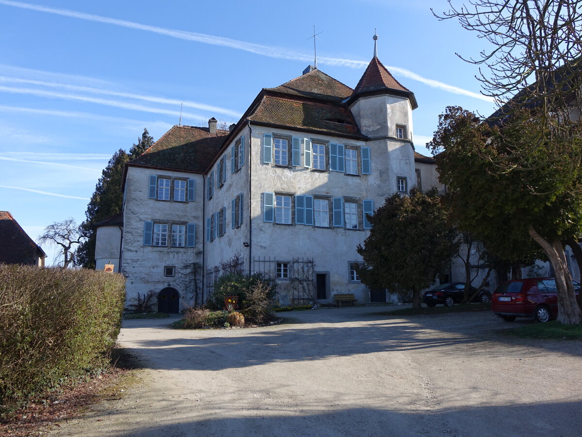 Schloss Pretzfeld, erbaut im 16. Jahrhundert, Gebudetrakt mit einem Mansardwalmdach und achteckiger Treppenturm (28.03.2016)