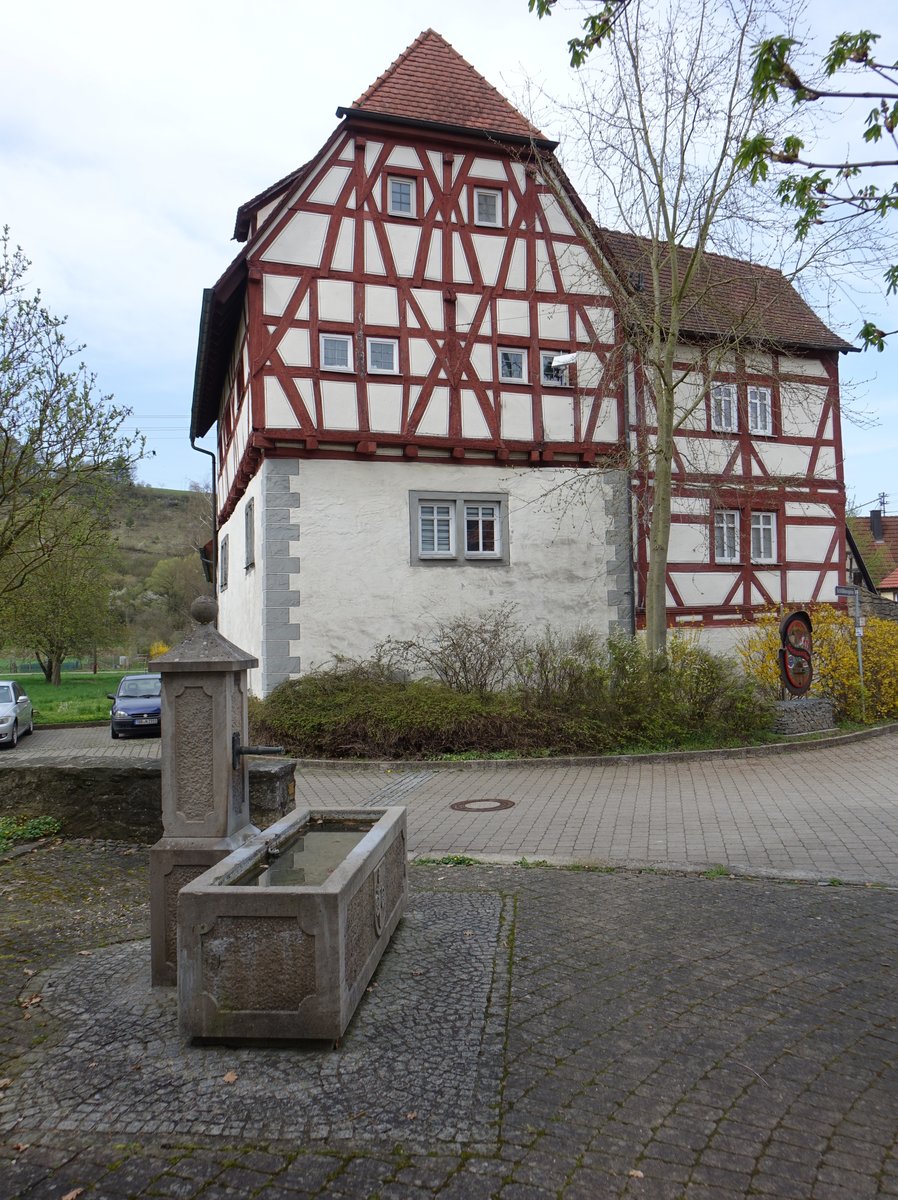 Schloss Sachsenflur, Winkelhakenbau mit Treppenturm, erbaut im 15. Jahrhundert (15.04.2018)