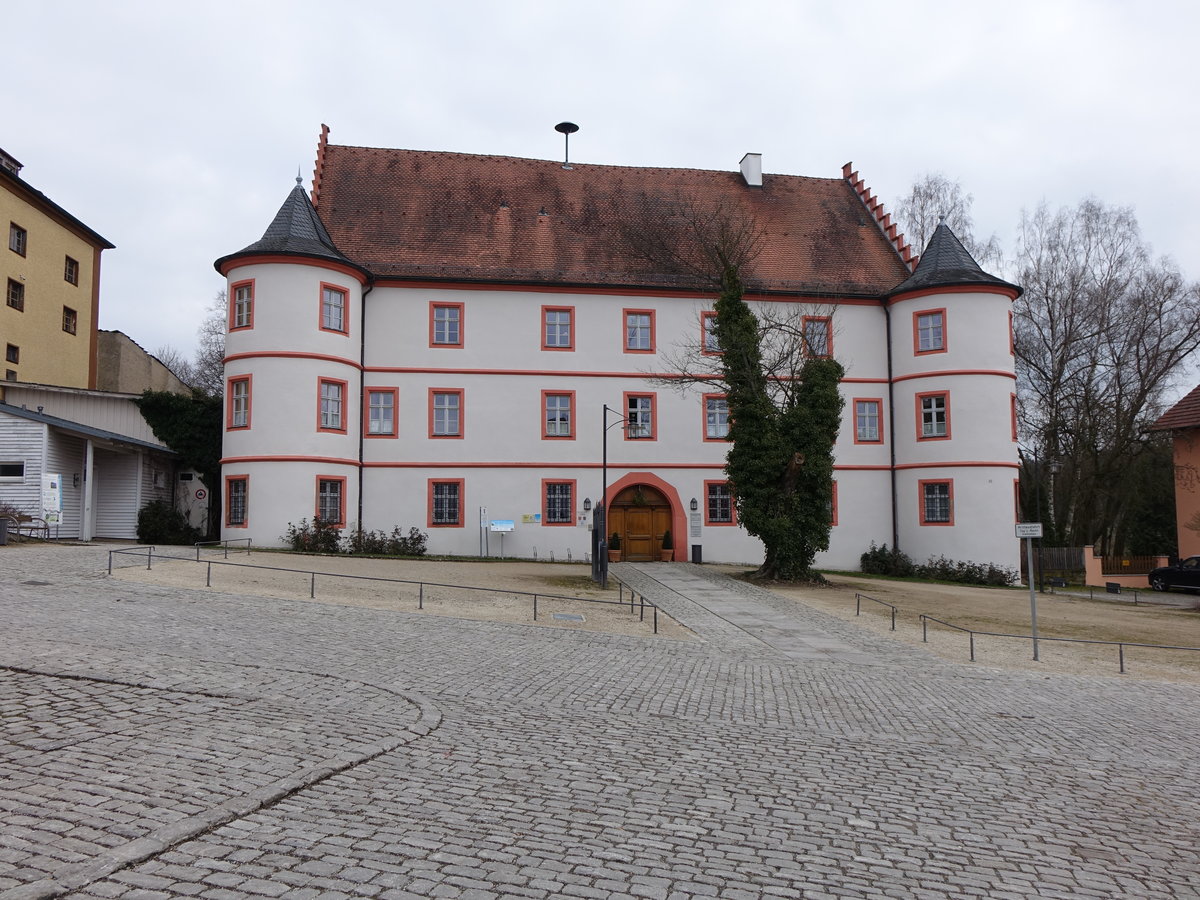 Schloss Trabelsdorf, dreigeschossiger Satteldachbau mit zwei Ecktrmen und Stufengiebeln, erbaut um 1600 (26.03.2016)