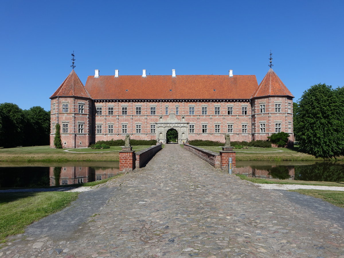 Schloss Voergard, Renaissance Herrensitz aus Backstein, Nordflgel erbaut 1520 fr den Bischof Stygge Krumpen, Ostflgel erbaut von 1586 bis 1591, heute Museum mit der Kunstsammlung des Grafen Overbeck Clausen (08.06.2018)