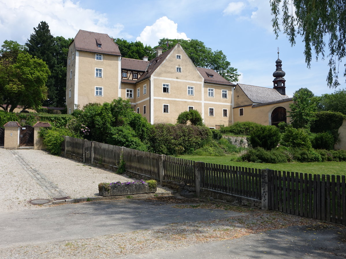 Schloss Waffenbrunn, zweigeschossiger Bau mit Sattel- und Walmdchern, erbaut ab dem 16. Jahrhundert (03.06.2017)