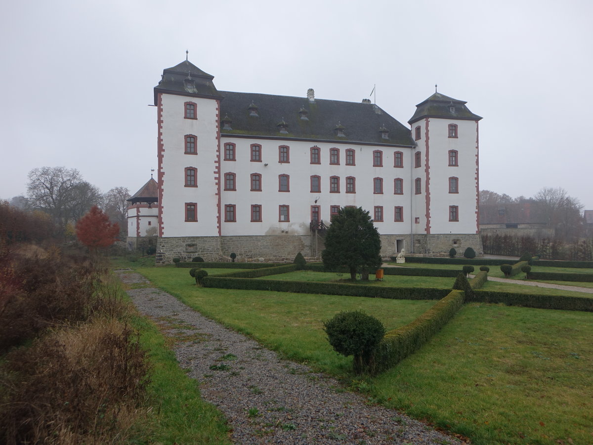 Schloss Walkershofen, dreigeschossiges Wasserschloss, verputzten Nord- und Westflgel mit Satteldach, erbaut von 1718 bis 1723 durch Joseph Greising (27.11.2016)
