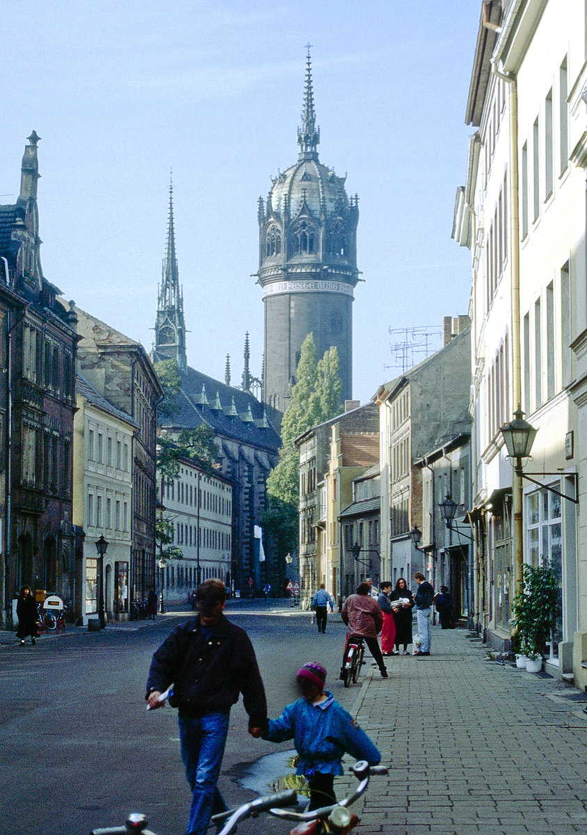 Schlosskirche in Lutherstadt Wittenberg von Cowsiger Strae aus gesehen. Bild vom Dia. Aufnahme: Oktober 1992.