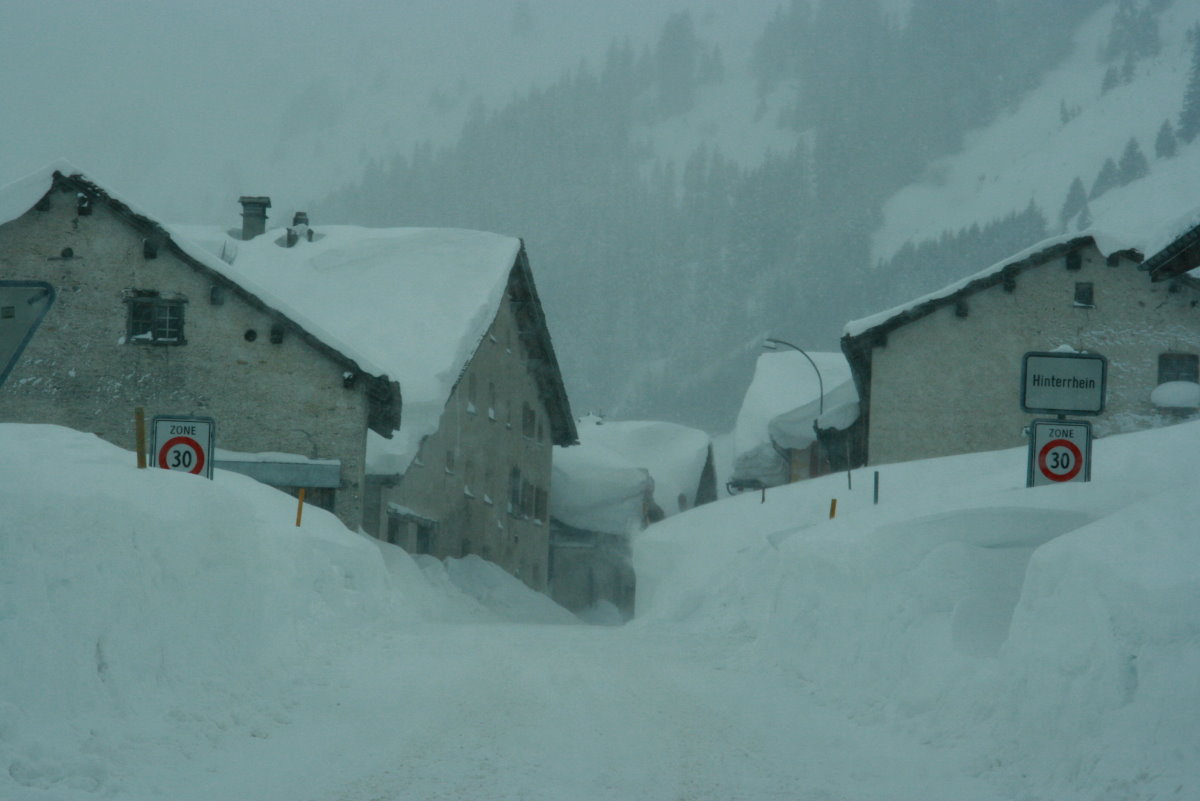 Schneechaos in den Alpen. In Hinterrhein trmt sich der Schnee bis zu 2 m auf. Das Drfli ist die letzte Ortschaft vor dem Alpenhauptkamm am San Bernadino. Vis  vis im Tessin sieht es noch schlimmer aus; 08.02.2014