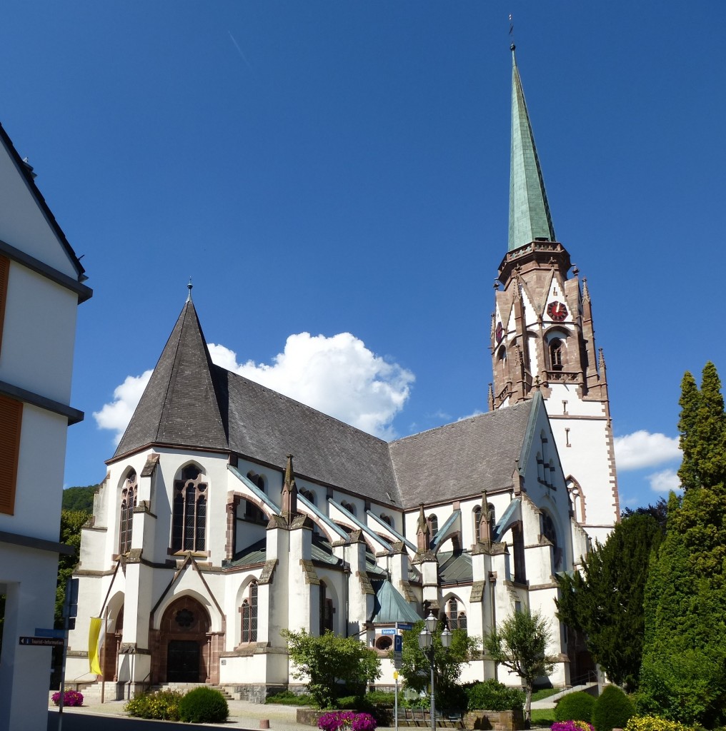 Schnau im Schwarzwald, die katholische Pfarrkirche Mari Himmelfahrt, der neugotische Bau wurde 1902-08 errichtet, besitzt mit 90m den hchsten Kirchturm im LK Lrrach, Aug.2013
