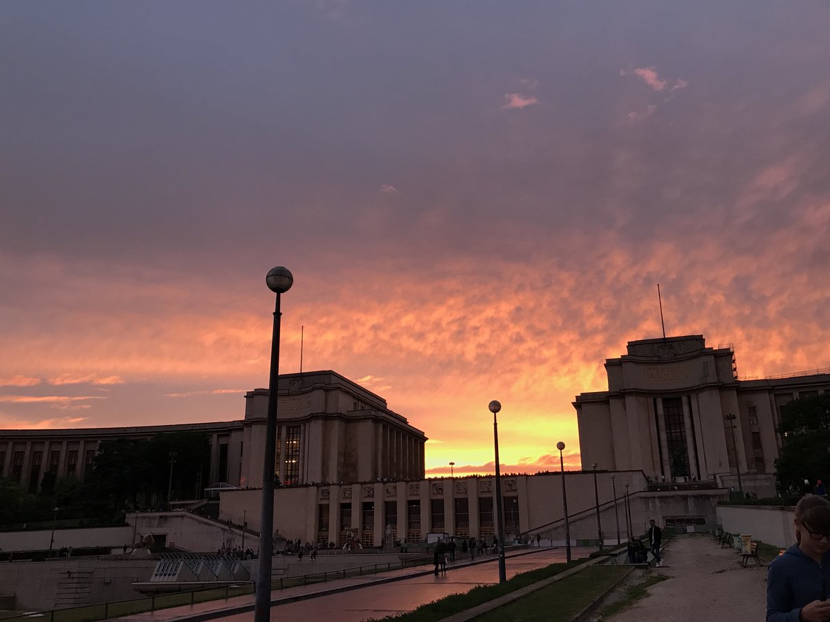 Schne Sonnenuntergangsstimmung am 3.6.17 ber dem Plac de Trocadero.