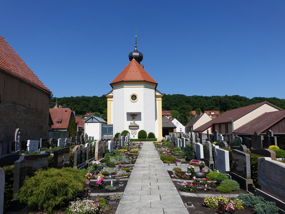 Schraudenbach, katholische Kuratiekirche St. Jakobus der ltere, Saalbau mit eingezogenem Chor und Turmfassade mit Welscher Haube, erbaut bis 1752 (27.05.2017)