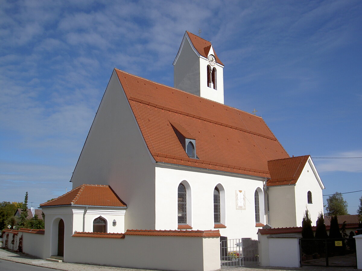 Schwabniederhofen, sptgotische Pfarrkirche Hl. Kreuz, verputzter Saalbau mit stark eingezogenem Polygonalchor und nrdlichem Chorwinkelturm, umgestaltet von 1892 bis 1893 (03.10.2012)