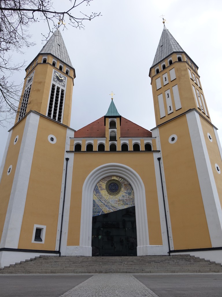 Schwandorf, Wallfahrtskirche zu unseren lieben Frau vom Kreuzberg, erbaut von 1949 bis 1952 nach Zerstrung 1945 (06.04.2015)