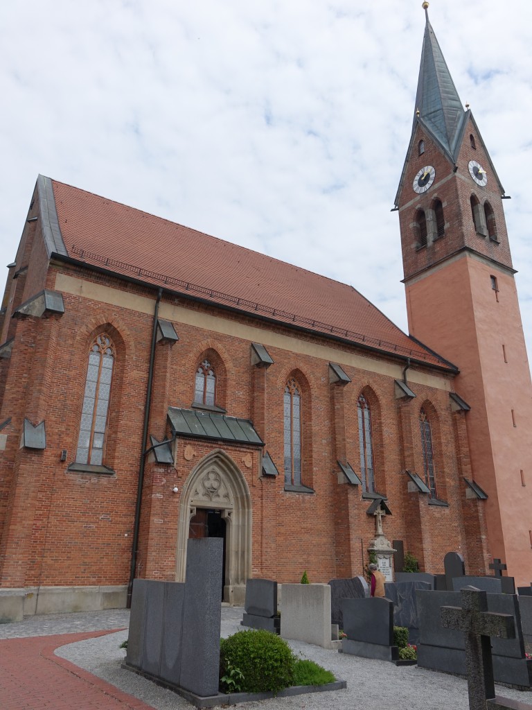 Schwanenkirchen, St. Laurentius Kirche, neugotischer Saalbau mit eingezogenem sptgotischem Chor und Sdturm, Langhaus und Turm 1854 (25.05.2015)