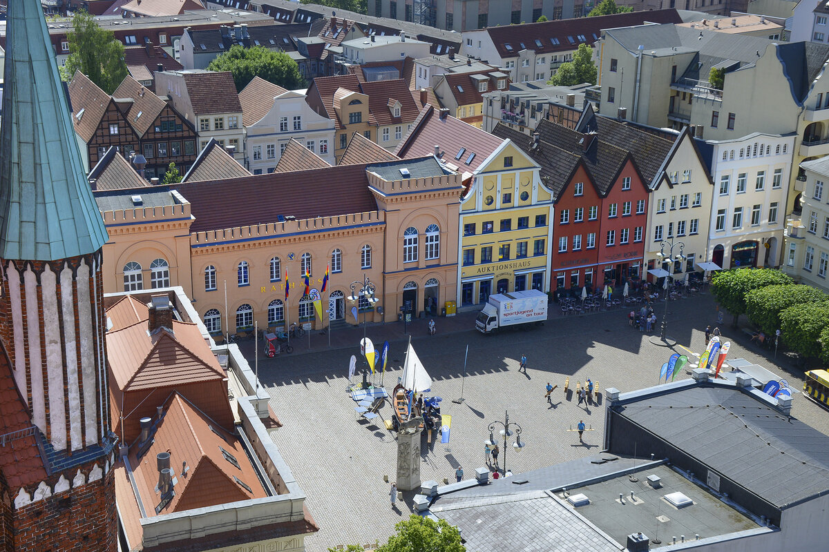 Schwerin - Blick auf den Markt vom Schweriner Dom. Aufnahme: 18. Juni 2022.