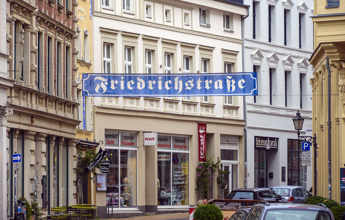 Schwerin - Die Friedrichstrae ist eine Einkaufsstrae in der Schweriner Altstadt. Sie fhrt in West-Ost-Richtung vom Pfaffenteich / Arsenalstrae / August-Bebel-Strae bis zur Puschkinstrae / Burgstrae. Aufnahme: 17. Juni 2022.