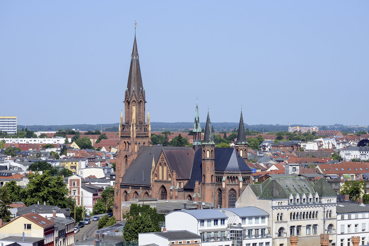 Schwerin - Die neogotische Paulskirche vom Turm des Schweriner Doms aus gesehen. Aufnahme: 18. Juni 2022.