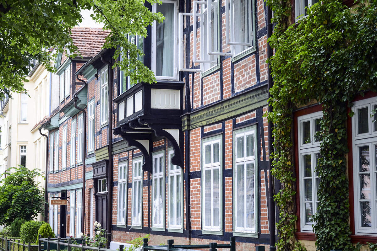 Schwerin - Fachwerkfassaden am Schelfmarkt. Heute gilt der Stadtteil als grtes zusammenhngendes Ensemble historischen Baubestands in Schwerin. Aufnahme: 17. Juni 2022.