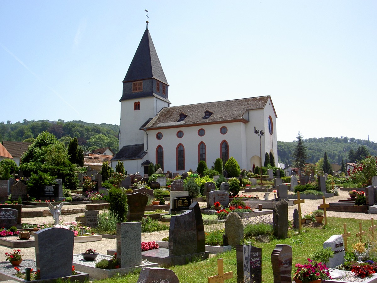 Seeheim, Ev. St. Laurentius Kirche, erbaut von 1483 bis 1503, Kirchturm erbaut 1250 (09.06.2014)