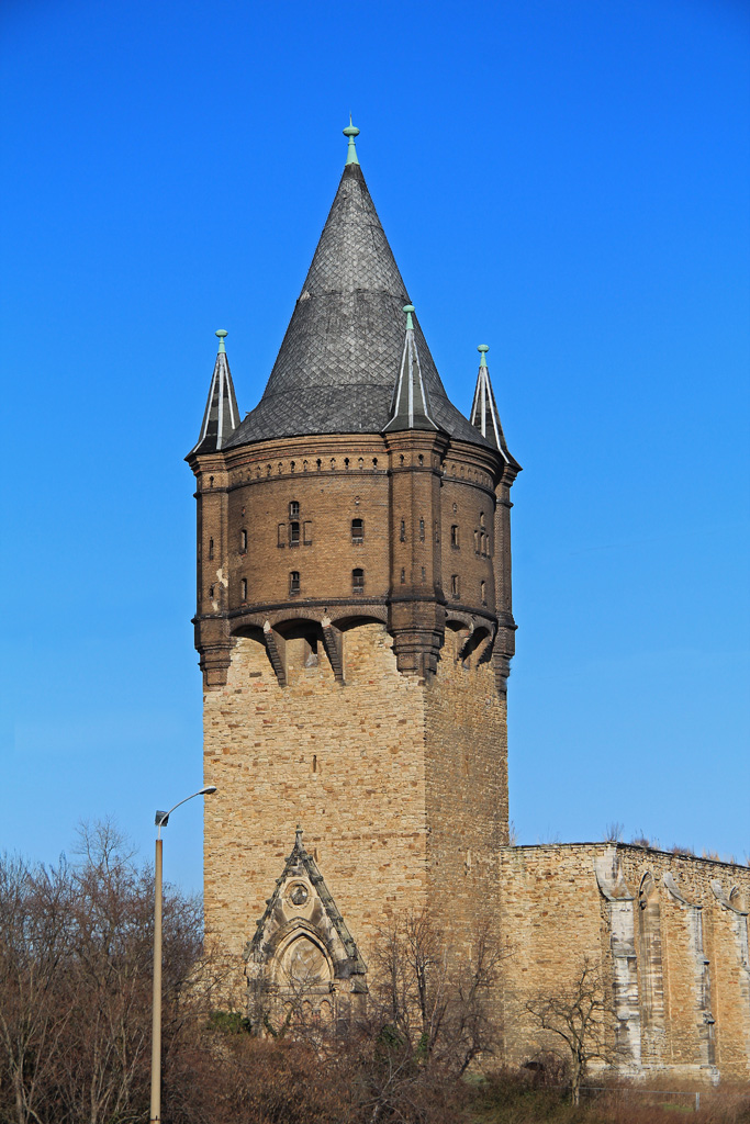 Seit 1888/89 wurde der ehemalige Kirchturm der Kirche St.Sixti in Merseburg als Wasserturm genutzt. Diese Aufnahme entstand im Februar 2014.