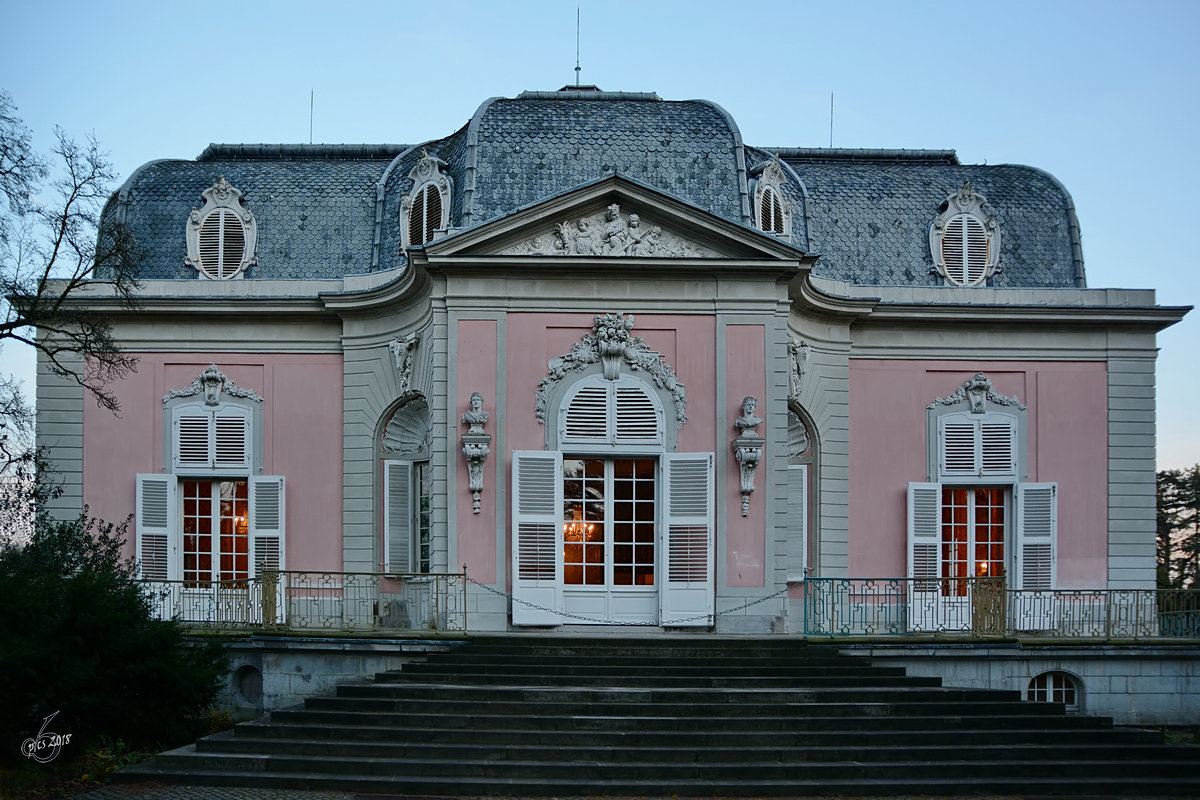 Seitenportal des Schlosses Benrath Ende November 2014 in Dsseldorf.