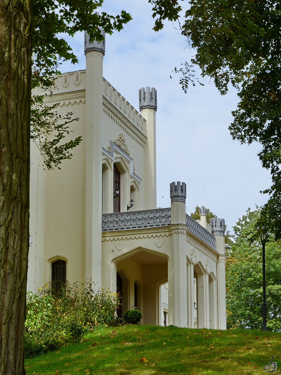Seitliche Sicht auf das Eingangsportal des Schlosses in Kittendorf. (August 2021)