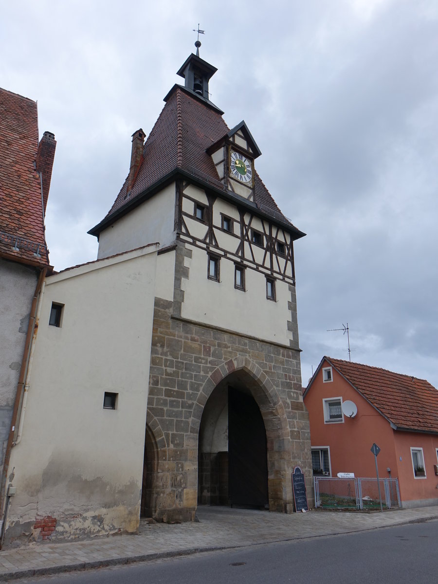 Seligenporten, Torturm des Klosterbezirks, Dreigeschossiger Torturm mit spitzbogiger Durchfahrt, sptgotisch, erbaut im 15. Jahrhundert (05.03.2017)