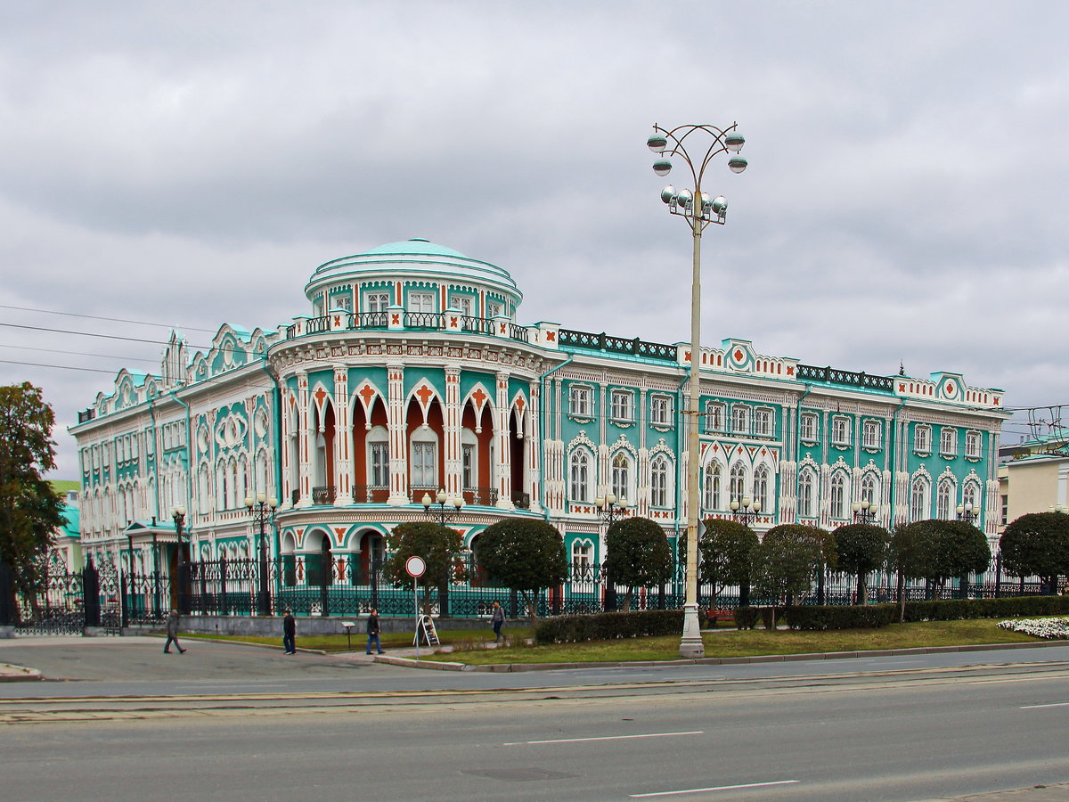 Sevastianov Haus in Jekaterinburg am 12. September 2017,  dieses Herrenhaus befindet sich im historischen Zentrum der Stadt, am Ufer eines Teich.

