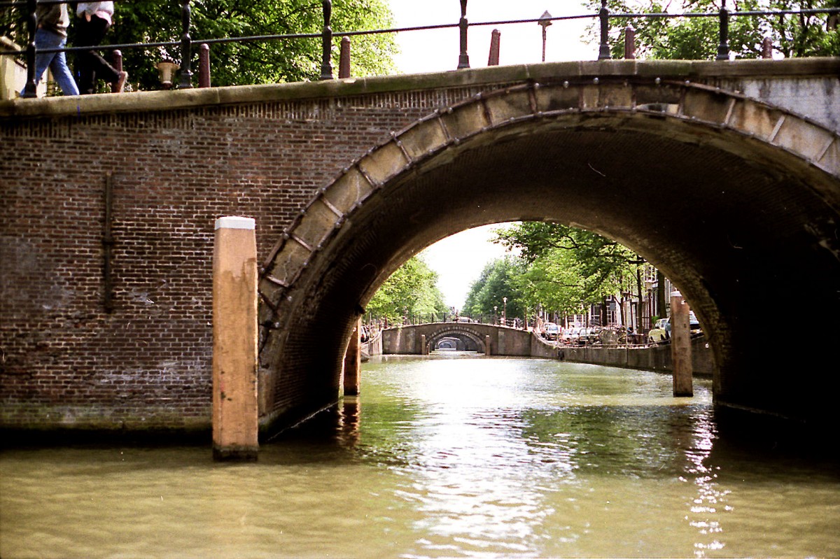 Sieben Brcken Blick in Amsterdam - Gracht mit Brcke. Aufnahme: Juli 1986 (digitalisiertes Negativfoto).