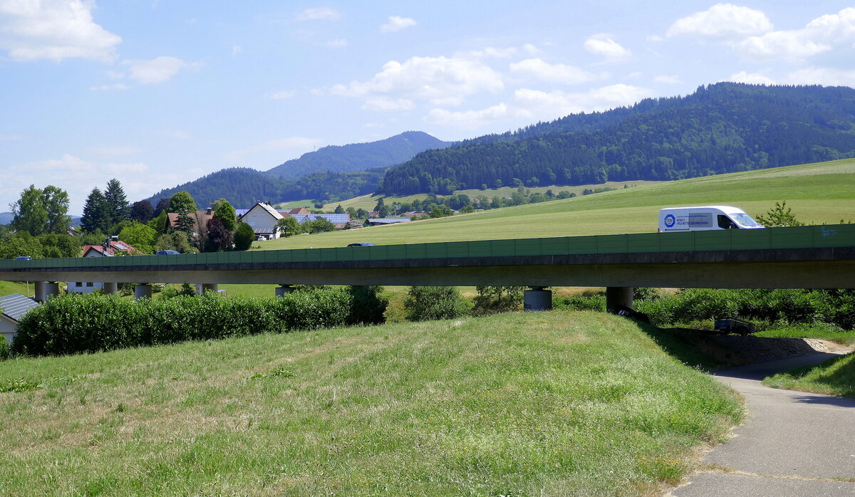 Siensbach, die B294 berquert auf dieser Straenbrcke einen Talabschnitt nahe dem Ort, Juli 2022