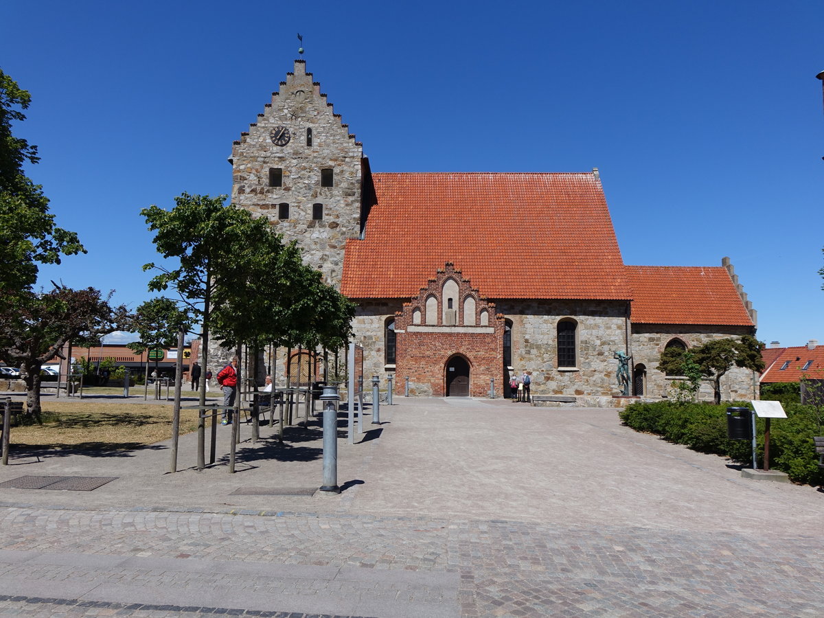 Simrishamn, St. Nicolai Kirche, Chor 12. Jahrhundert, Langhaus erbaut im 13. Jahrhundert aus Feldstein und Backstein (11.06.2016)