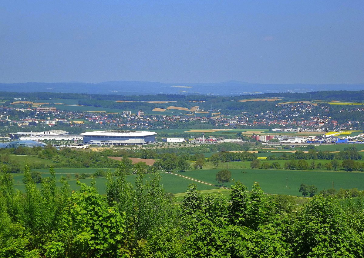 Sinsheim, Blick von der 333m hoch gelegenen Burg Steinsberg Richtung Nord, auf die Stadt, und das Fuballstadion der TSG Hoffenheim, April 2014