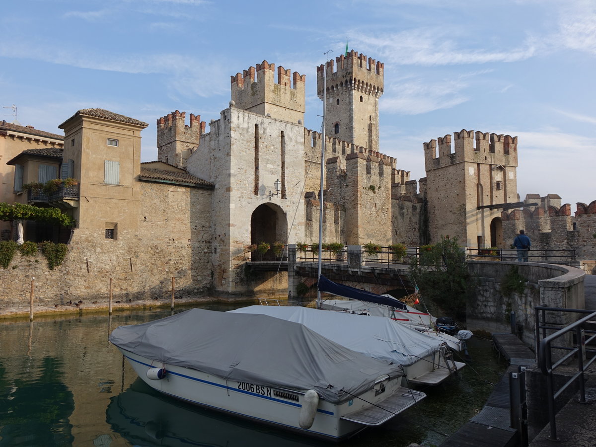 Sirmione, Burg Rocca Scaligera, Vieltrmige Wehranlage mit noch vollstndiger Ummauerung und befestigtem Hafenbecken, erbaut im 13. Jahrhundert unter Mastino I della Scala (08.10.2016)