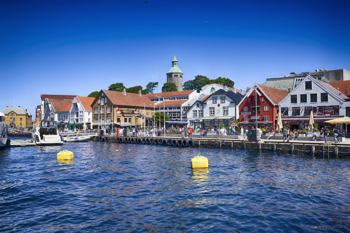 Skagenkaien in Stavanger. Im Hintergrund ist der Valbertrnet zu sehen. Aufnahme: 2. Juli 2018.