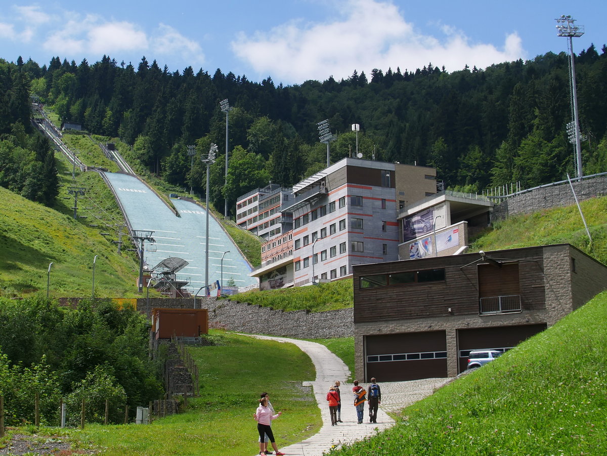Skisprungschanzen am Berg Jetěd (Jeschken) im nordbhmischen Liberec-Horni Hanychov (Reichenberg - Oberhanichen); die K90- und die K70-Schanze teilen sich den Aufsprunghang; 16.7.2016
