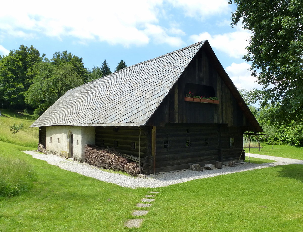 Skofja Loka, im Park am Schlo steht dieses historische slowenische Bauernhaus als Museumsbau, Juni 2016