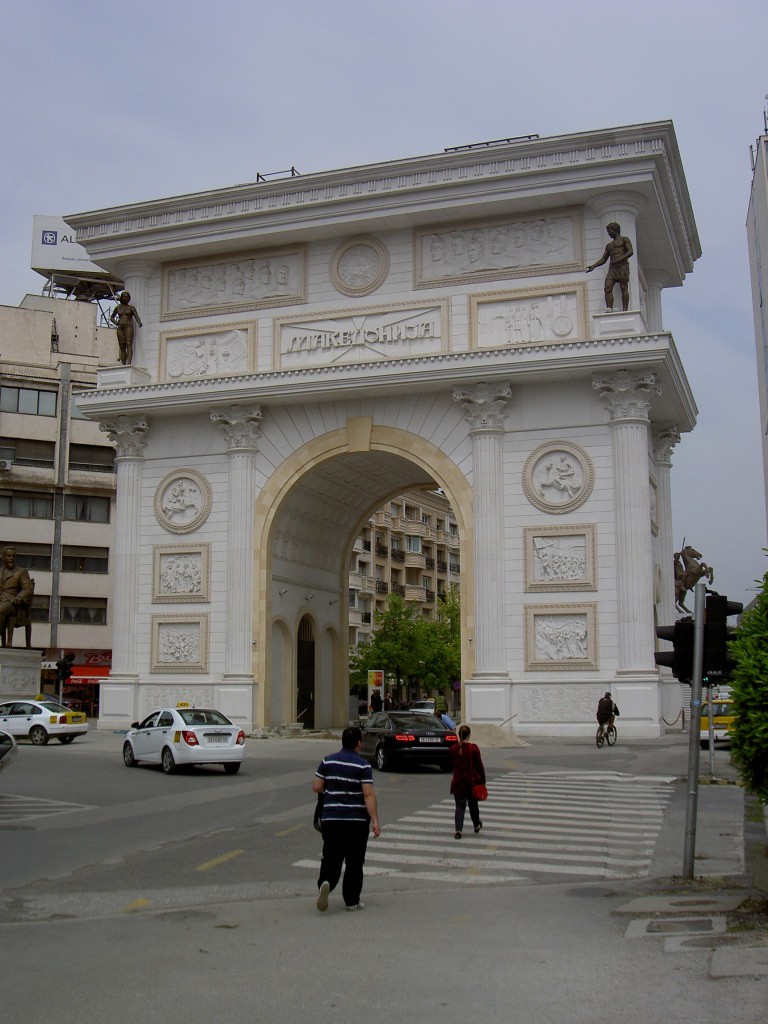 Skopje, Mazedonia Gate, erbaut 2011 (08.05.2014)