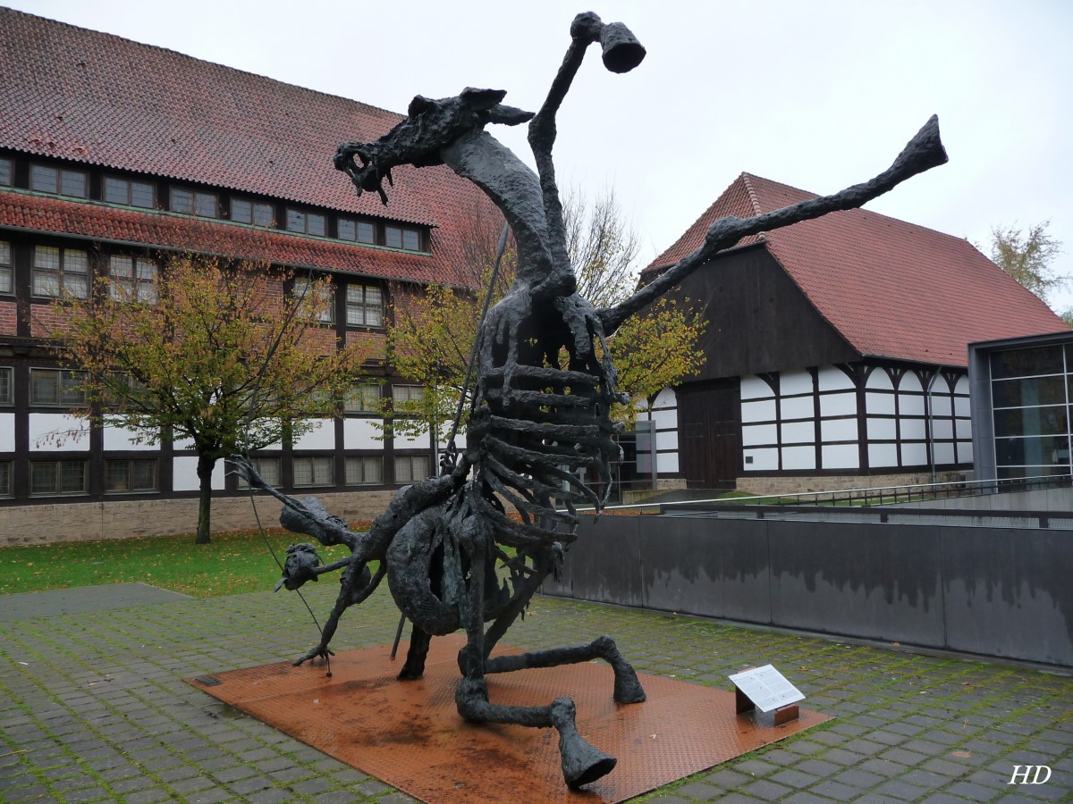 Skulptur  Der Sturz der apokalyptischen Reiter  vor dem Lippischen Landesmuseum in Detmold.
Aufgenommen im November 2013.