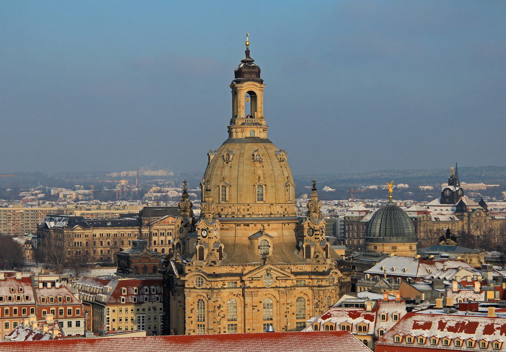  So von Kirche zu Kirche . Blick vom Turm der Dresdner Kreuzkirche hinber zur Frauenkirche, 28.12.2014.