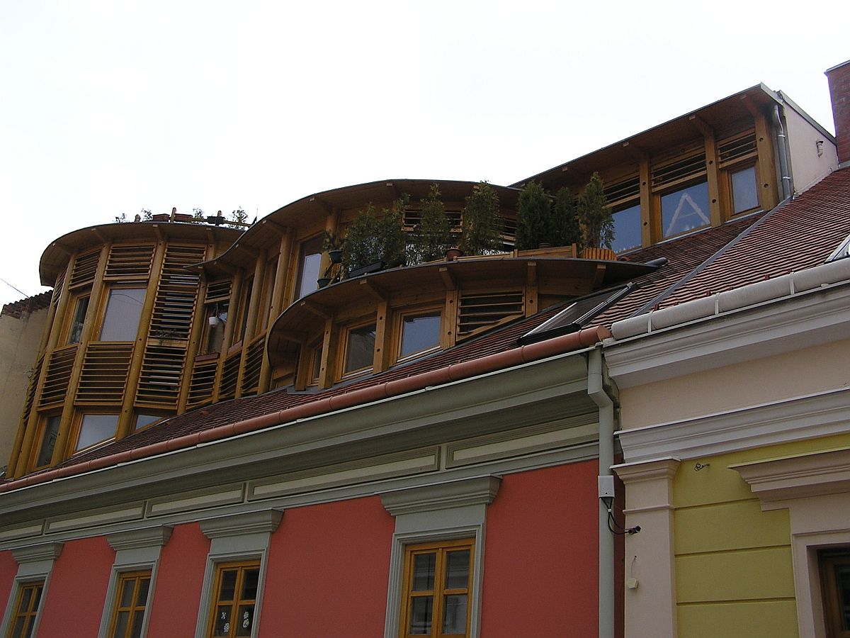 So schn kann man das Dachgeschoss auch einbauen. Eine von den wenigen Beispiele aus der stlichen Innenstadt von Pecs. Das Bild stammt aus 2010.