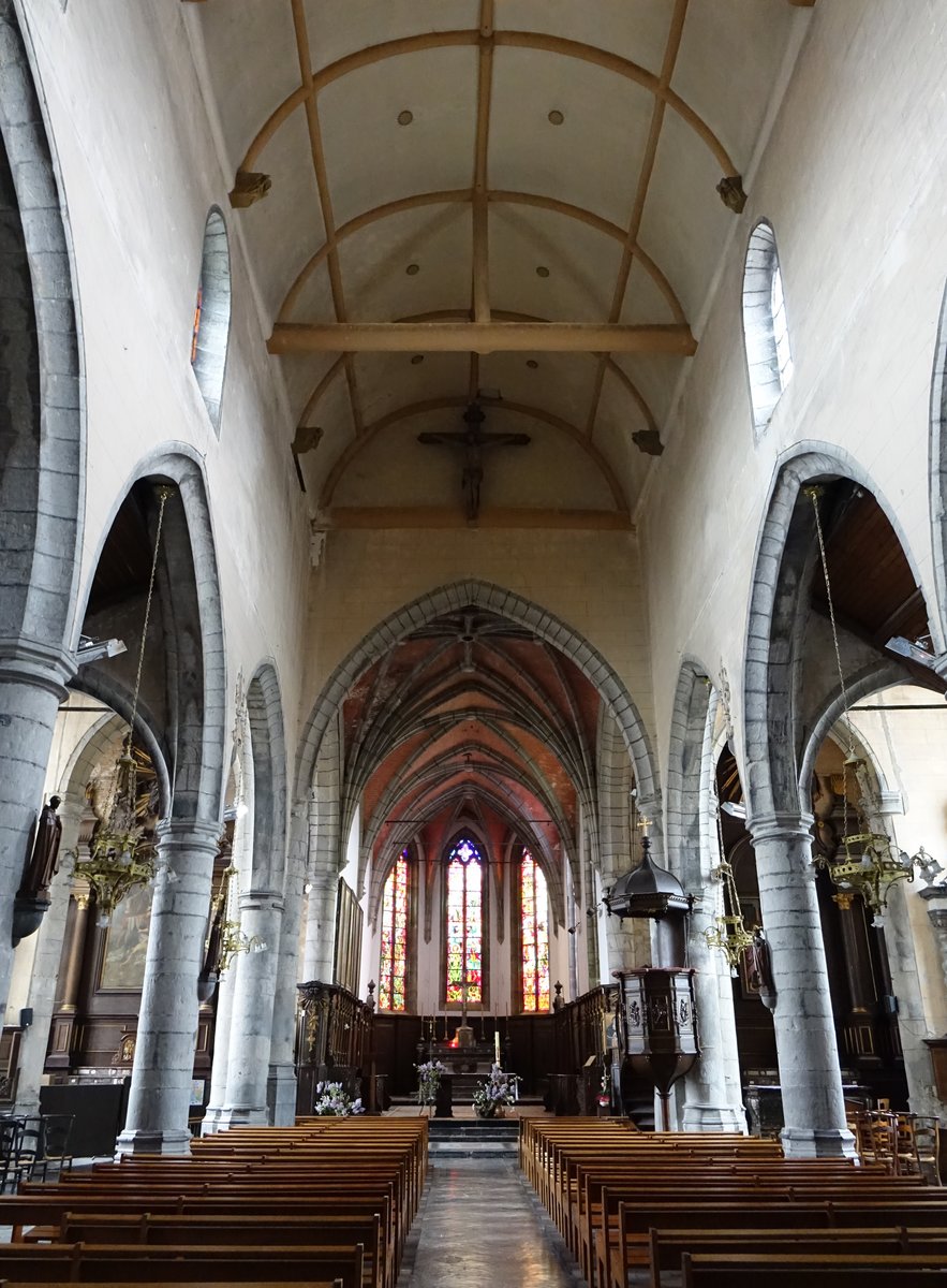 Solre-le-Chateau, Mittelschiff der St. Pierre Kirche (16.05.2016)