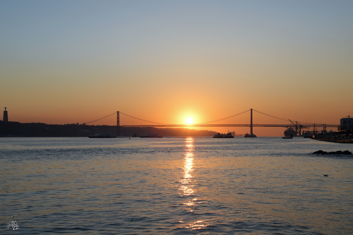 Sonnenuntergang hinter der Brcke des 25. Aprils ber dem Tejo . (Lissabon, Januar 2017)