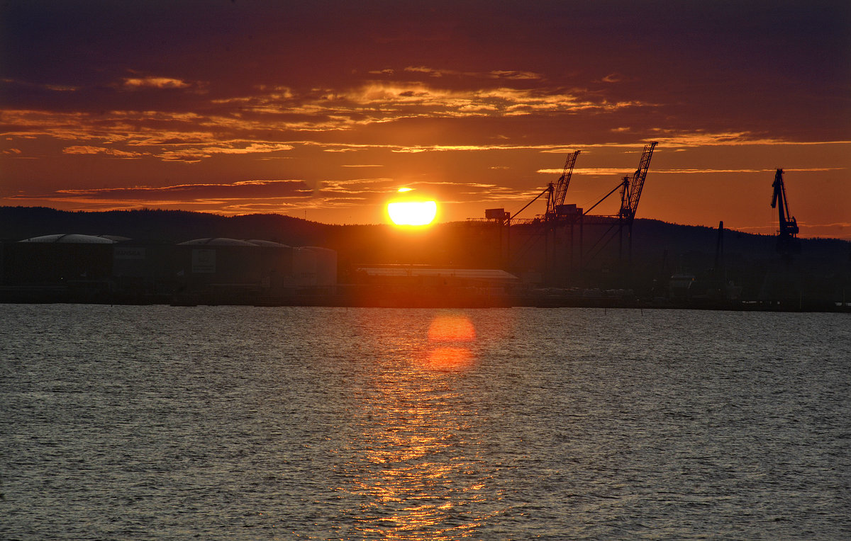 Sonnenuntergang ber dem Industrieviertel Hndel am Hafen in Norrkping. Aufnahme: 22. Juli 