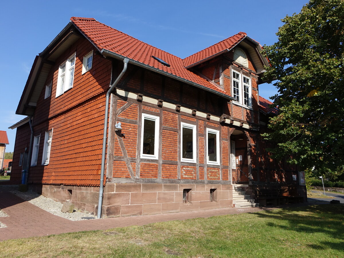 Spanbeck, alte Schule, erbaut 1897 als einklassige Schule mit Lehrerwohung, heute ev. Gemeindehaus (28.09.2023)