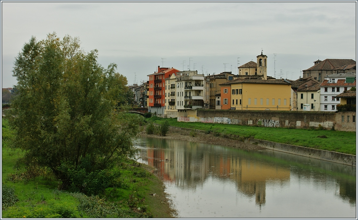 Spiegebild der Huser von Parma im Fluss Parma, eines Nebenfluss des Po's.
(14.11.2013)