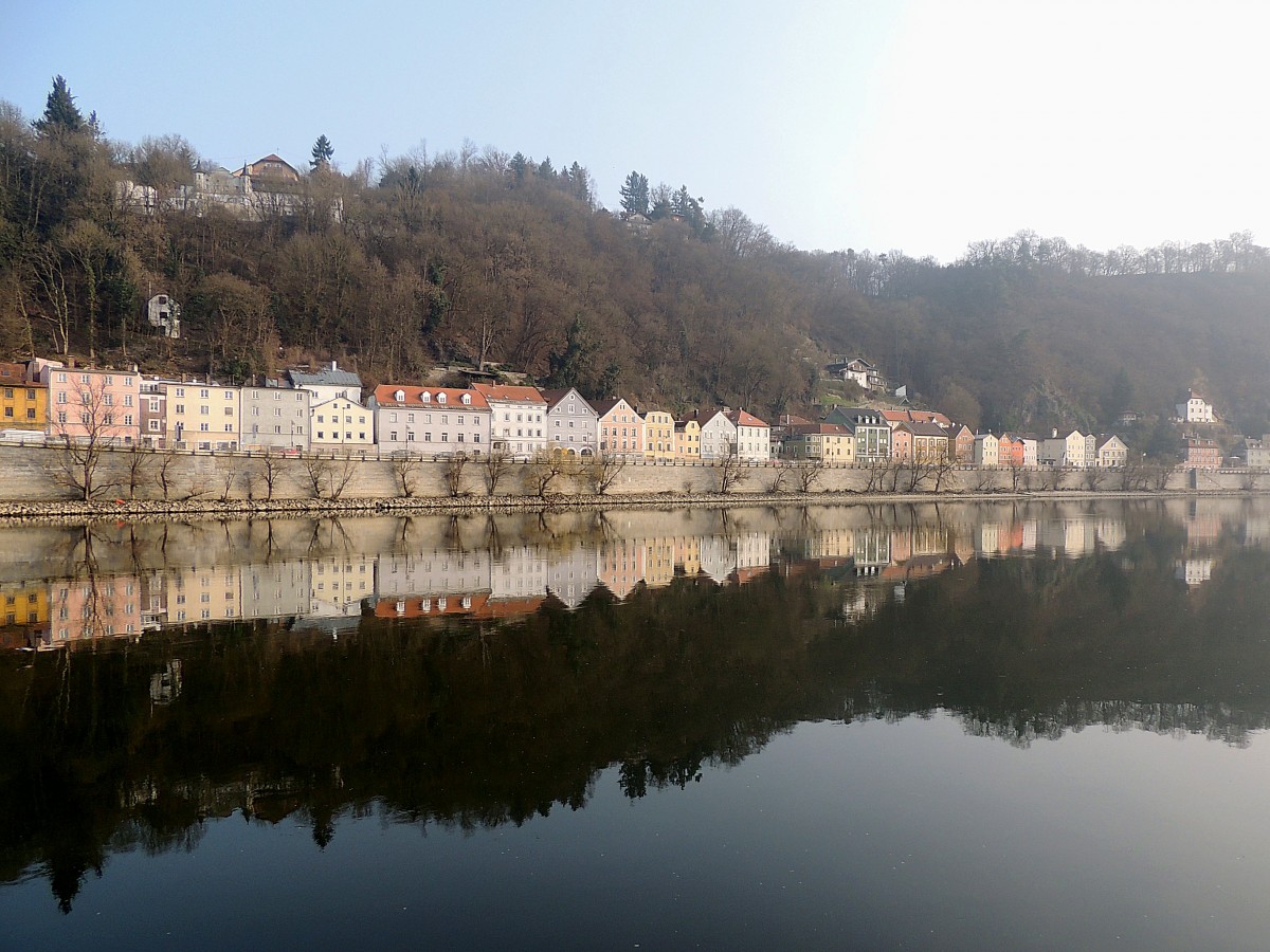 Spiegelung der Huserzeile an der Angerstrae (linke Donauseite) von Passau; 140308