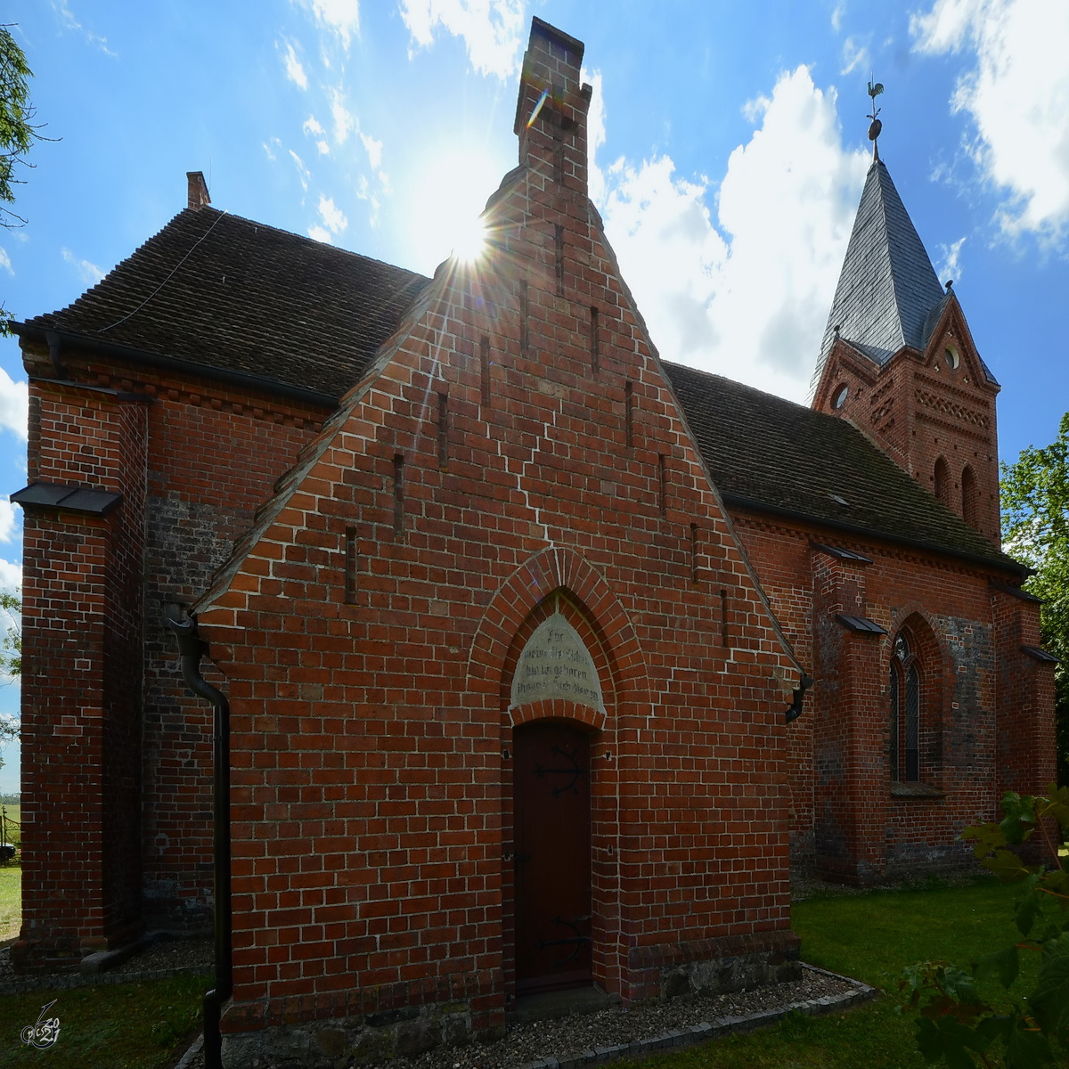 Spiel mit der Sonne und der Dorfkirche in Linstow. (August 2013)