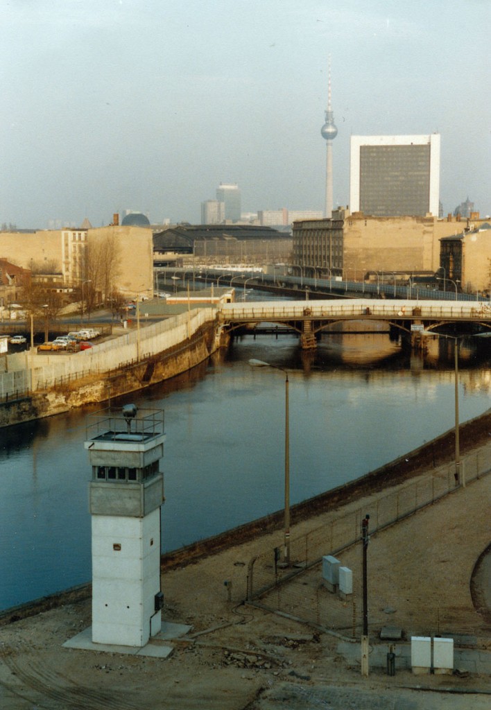 Spree und die Berliner Mauer vom Reichstag aus gesehen. Aufnahme: Mrz 1984 (digitalisiertes Negativfoto).