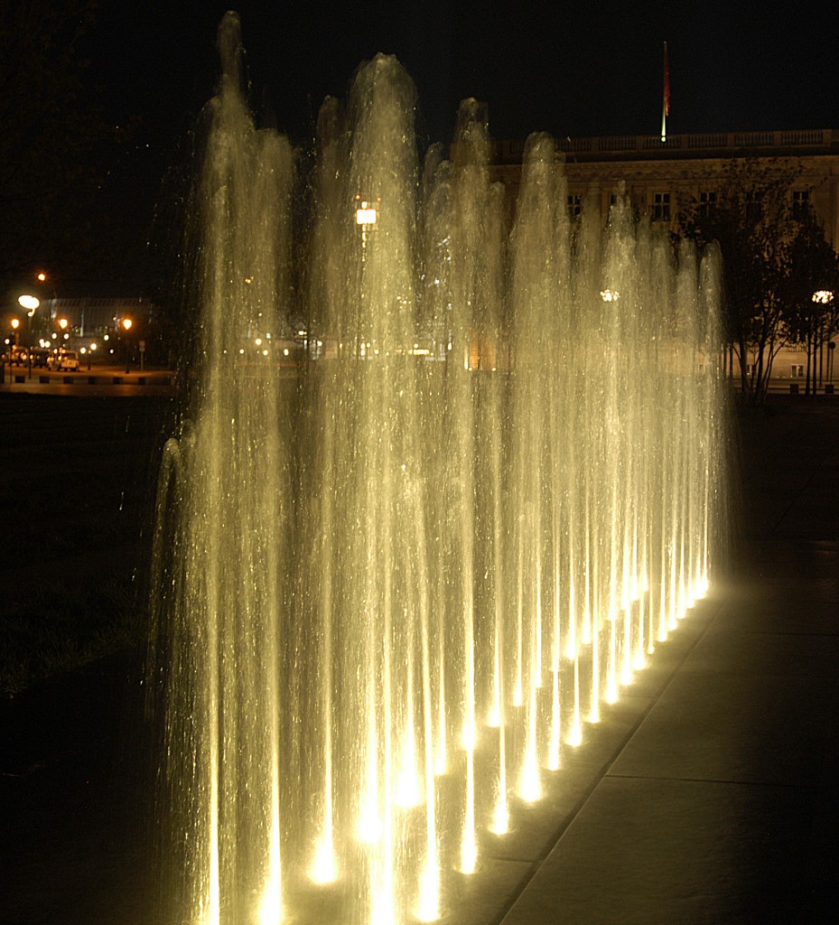 Springbrunnen im Berliner Regierungsviertel nachts. Aufnahme: 3. Mai 2008.